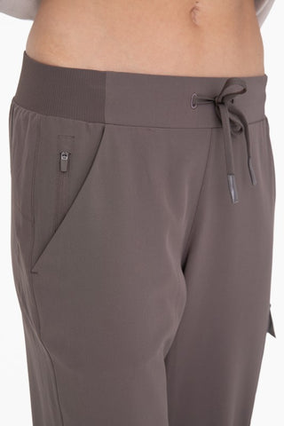 High-Waisted Capri Active Joggers with Pockets